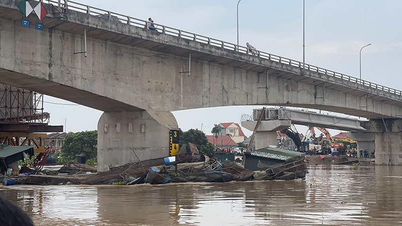 Đã giải phóng an toàn toàn bộ bè lồng cá mắc kẹt tại cầu Hợp Thanh, huyện Thanh Hà